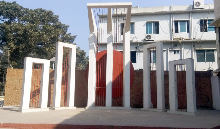 টাঙ্গাইলের কেন্দ্রীয় শহীদ মিনার।